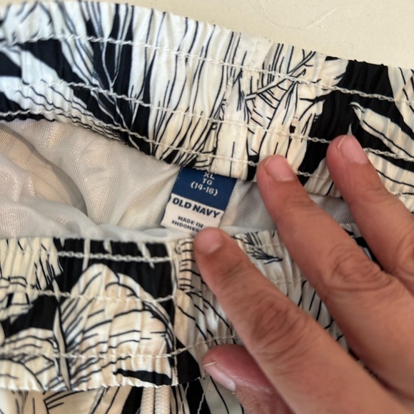 Old Navy Boys Hawaiian Swim Trunks - Picture 2 of 3